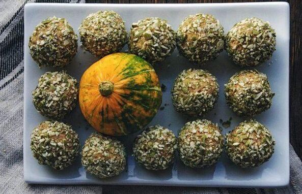 Honey balls made of pumpkin seeds from the prostatitis